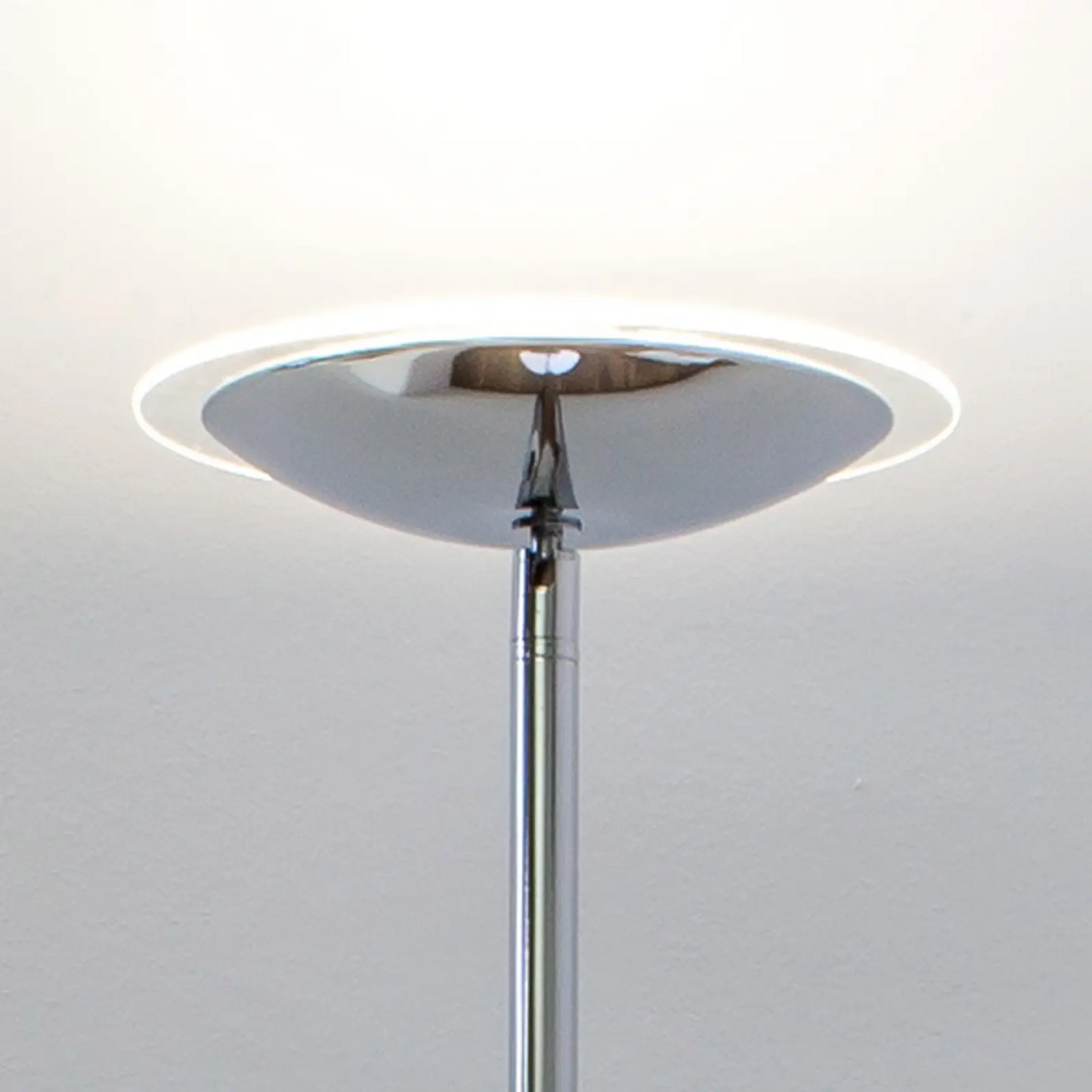 Puikus chromuotas LED aukštyn šviestuvas Malea