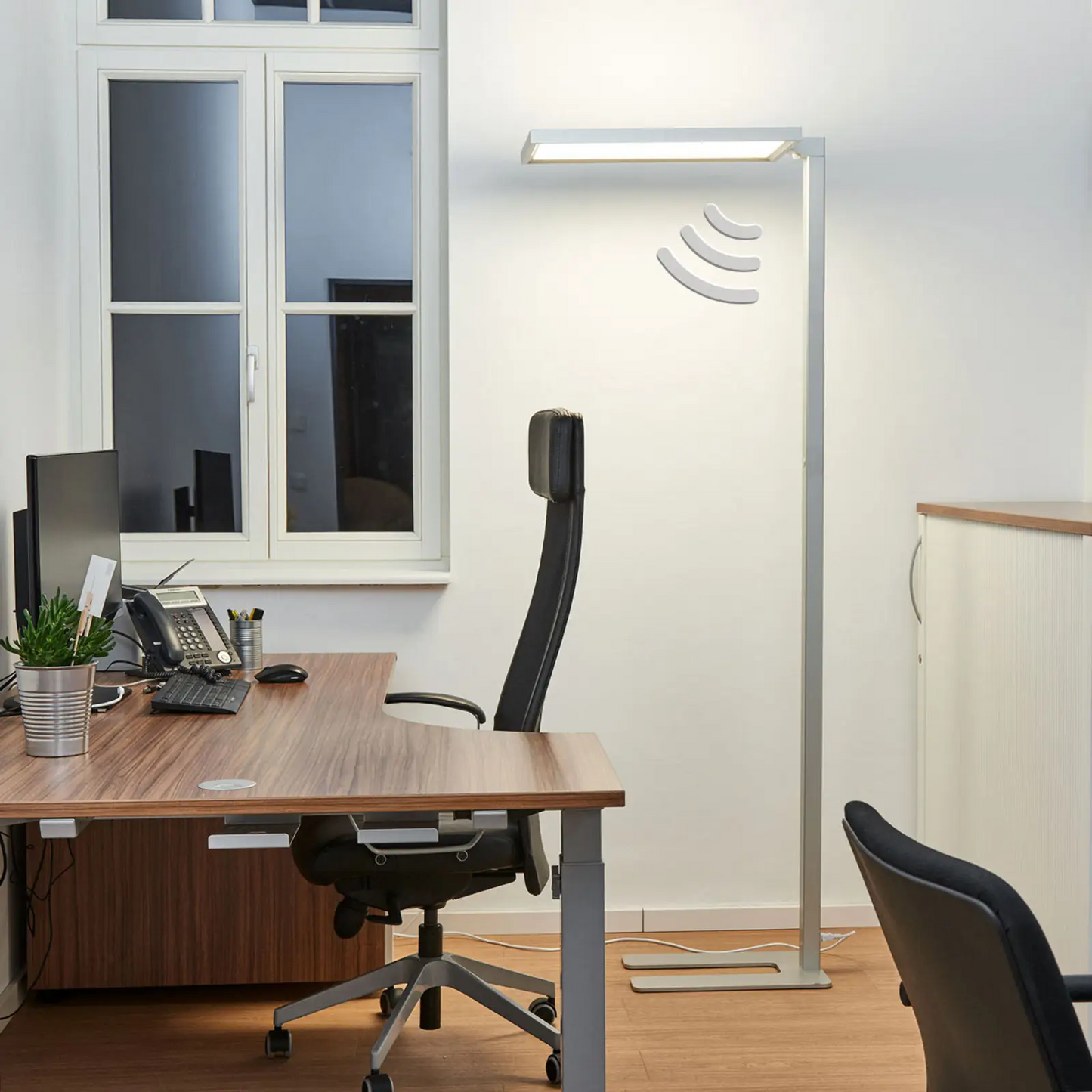 Sidabrinės spalvos biuro LED toršeras Dorean
