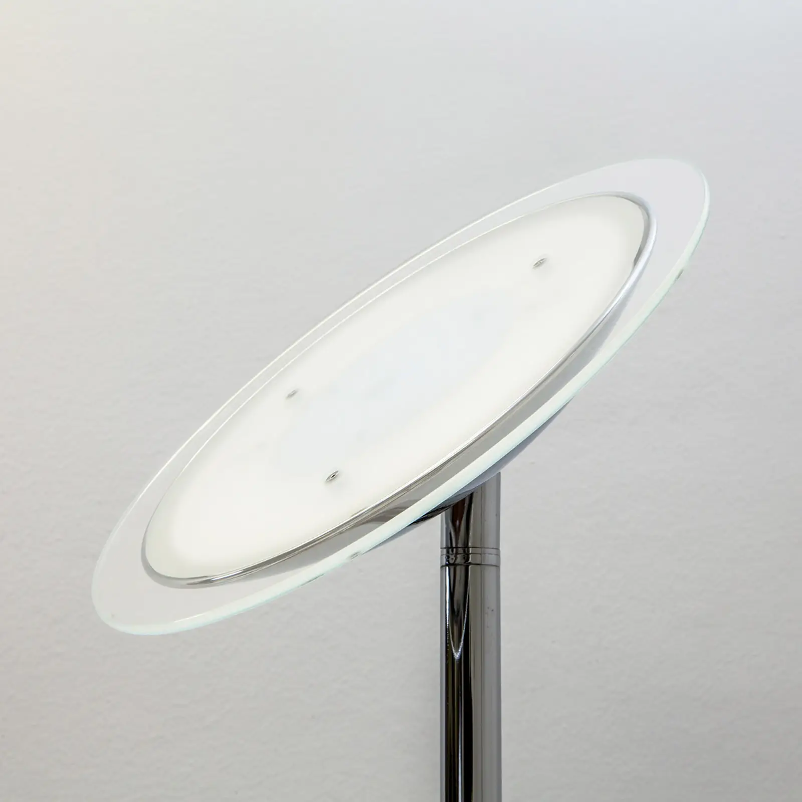 Puikus chromuotas LED aukštyn šviestuvas Malea