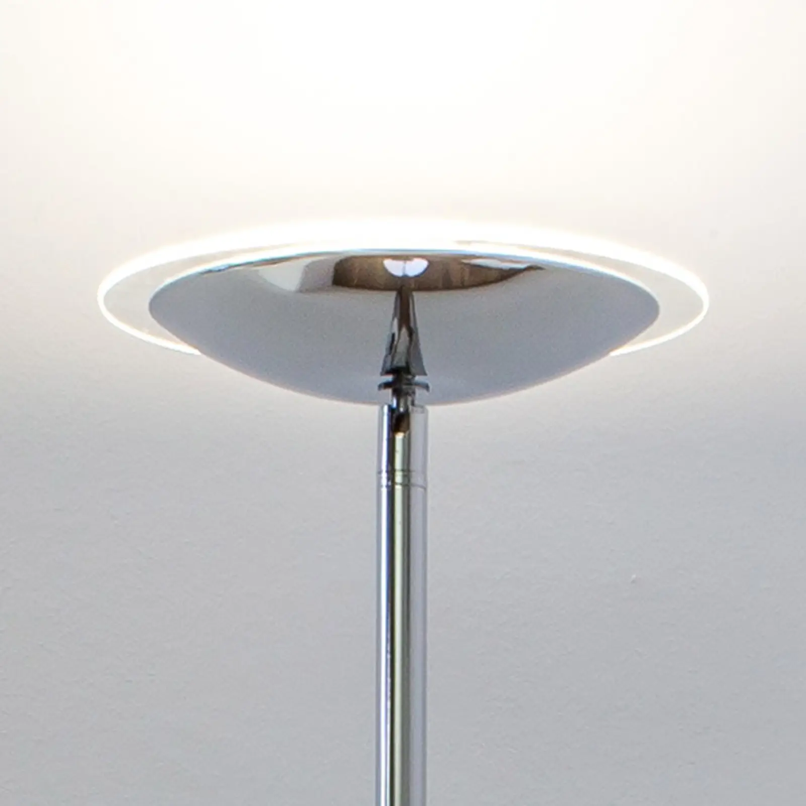 Puikus chromuotas LED aukštyn šviestuvas Malea