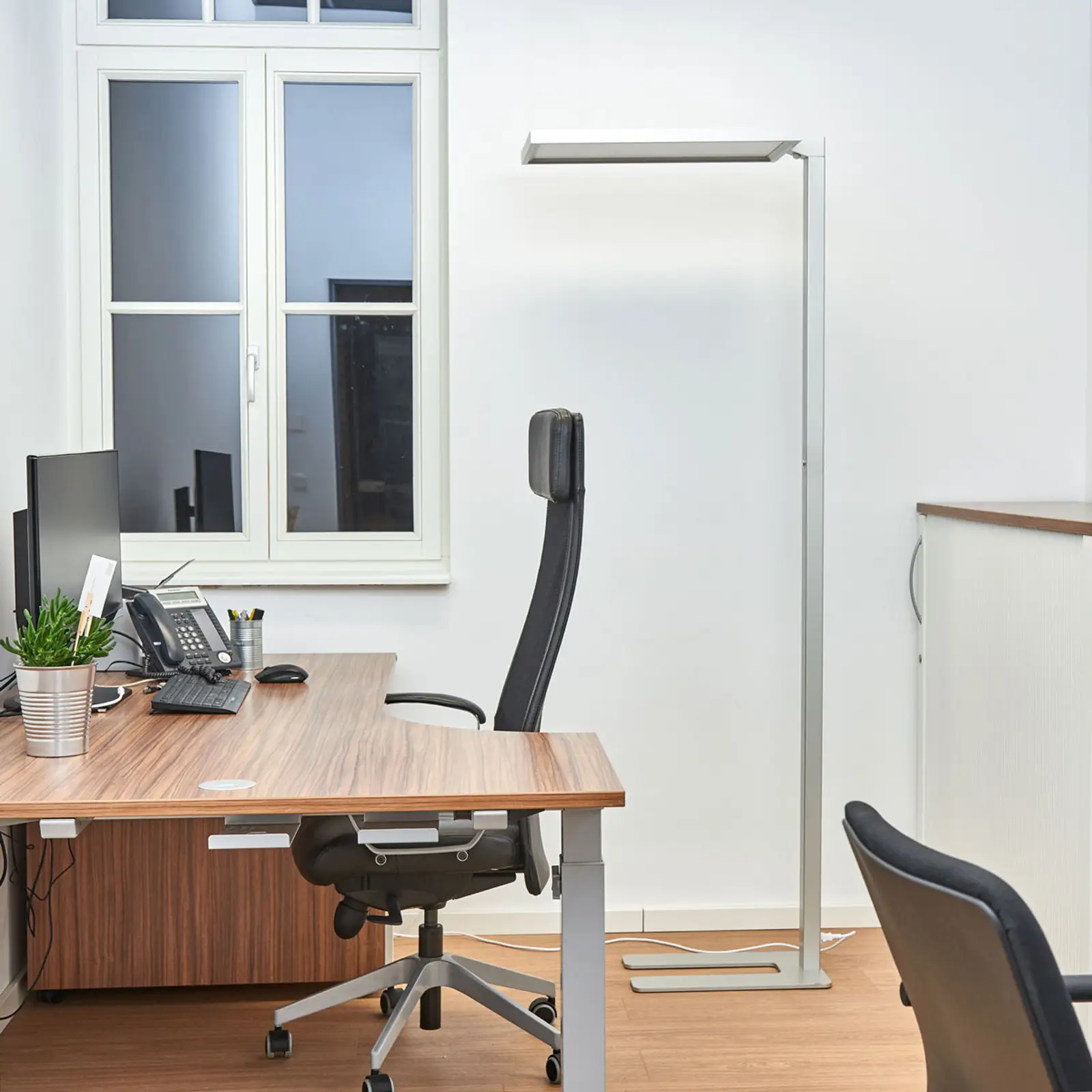 Sidabrinės spalvos biuro LED toršeras Dorean