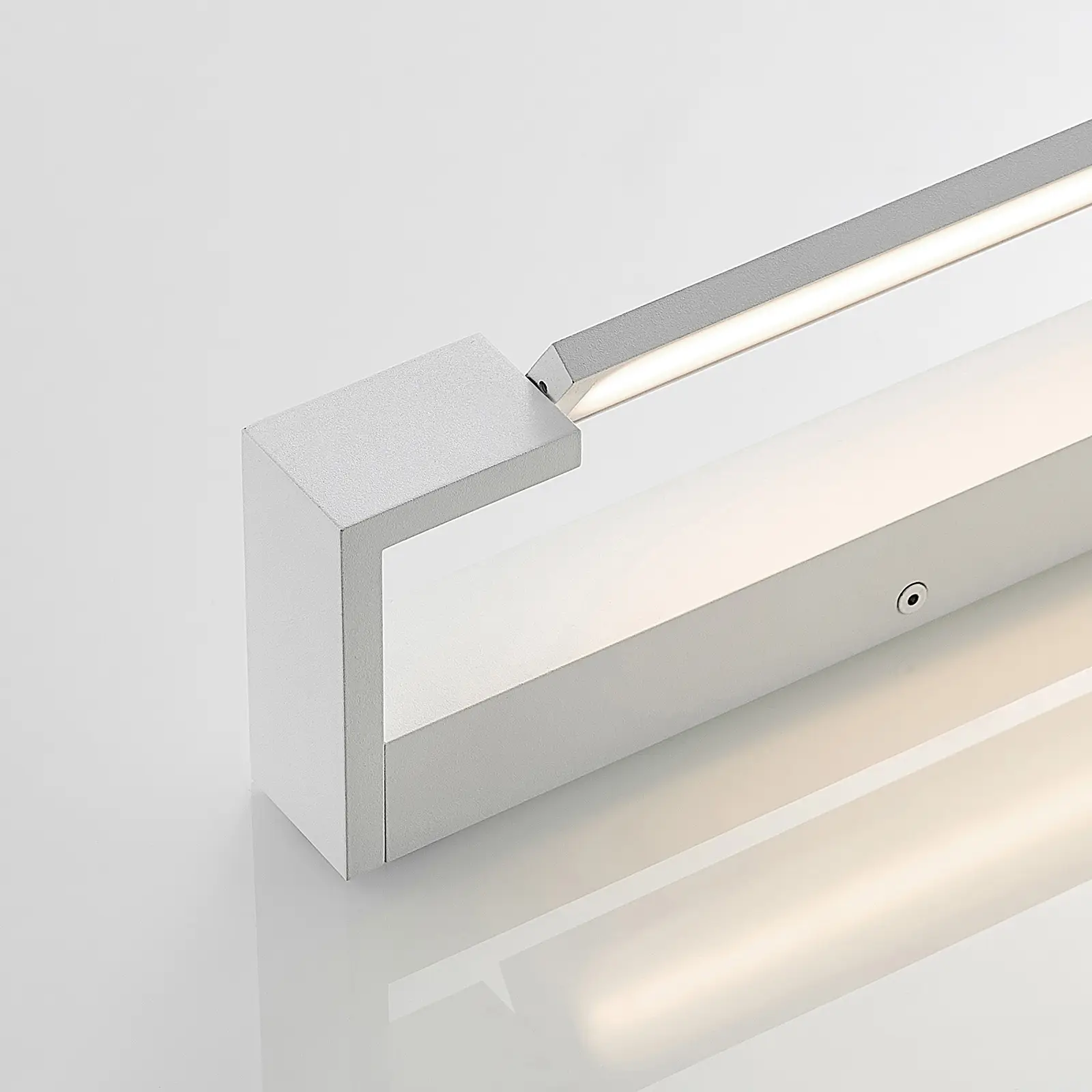 Archchio Jora LED sieninis šviestuvas, IP44, baltas, 60 cm