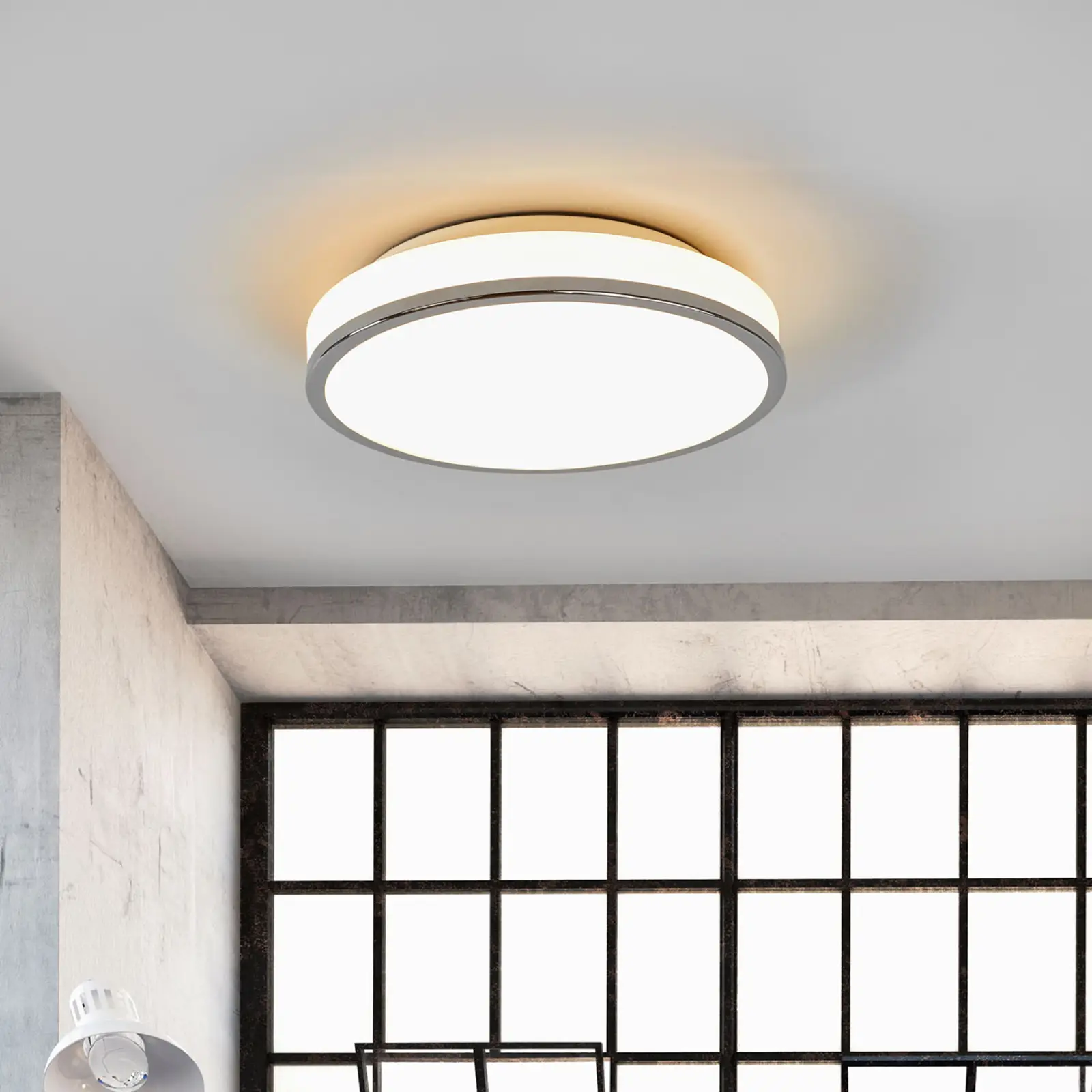 Apvalus LED lubinis šviestuvas Lyss su chromuotu apvadu, IP44