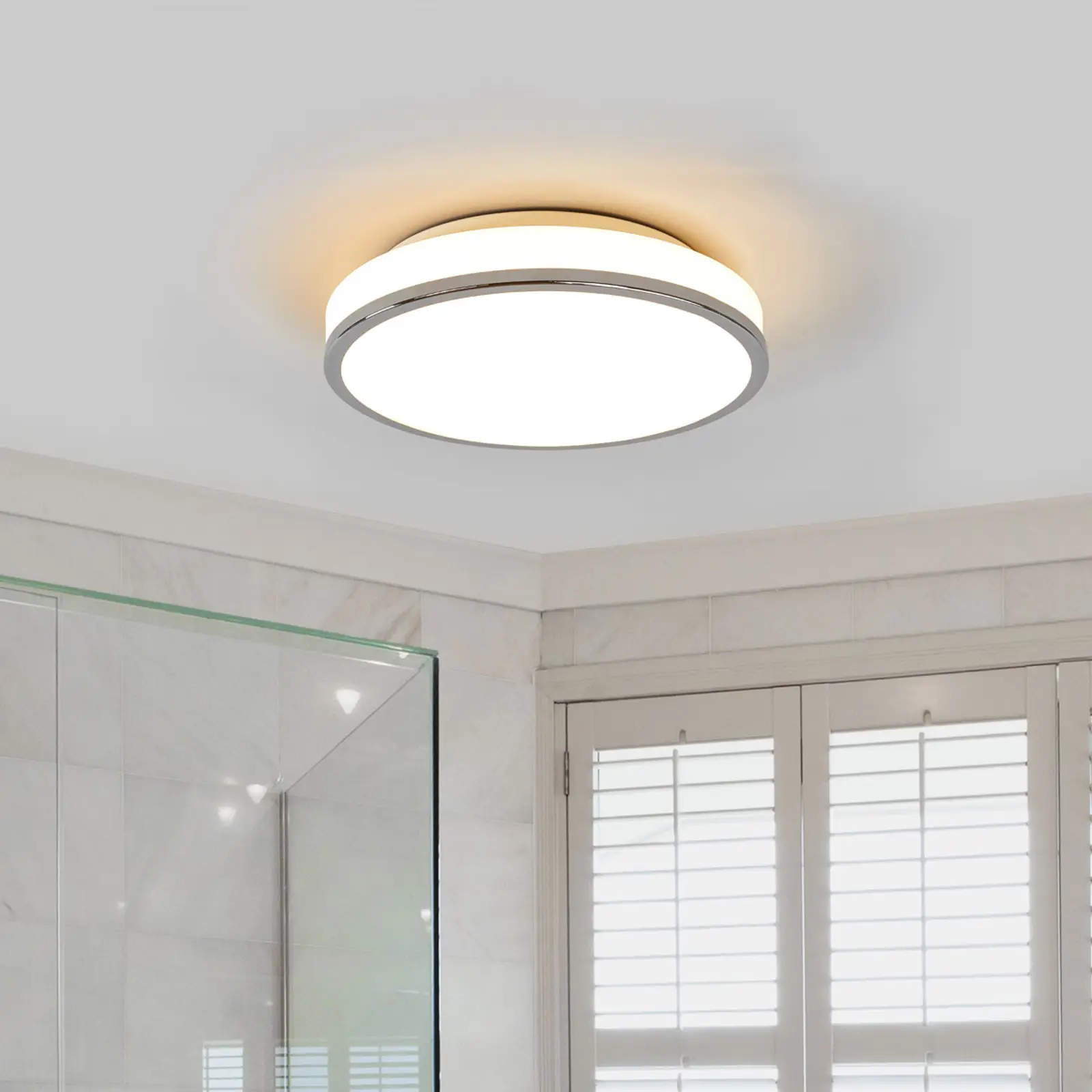 Apvalus LED lubinis šviestuvas Lyss su chromuotu apvadu, IP44