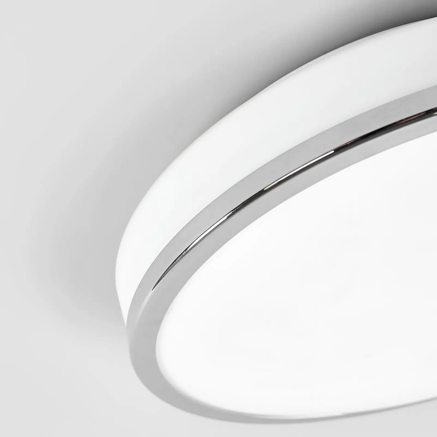Apvalus LED lubinis šviestuvas Lyss su chromuotu apvadu, IP44