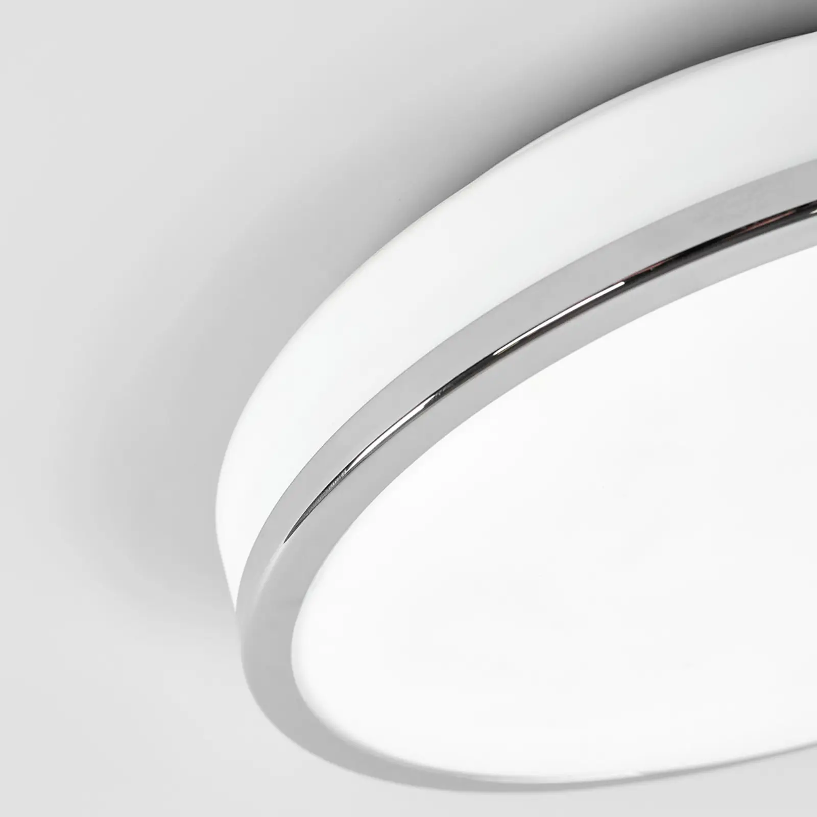 Apvalus LED lubinis šviestuvas Lyss su chromuotu apvadu, IP44