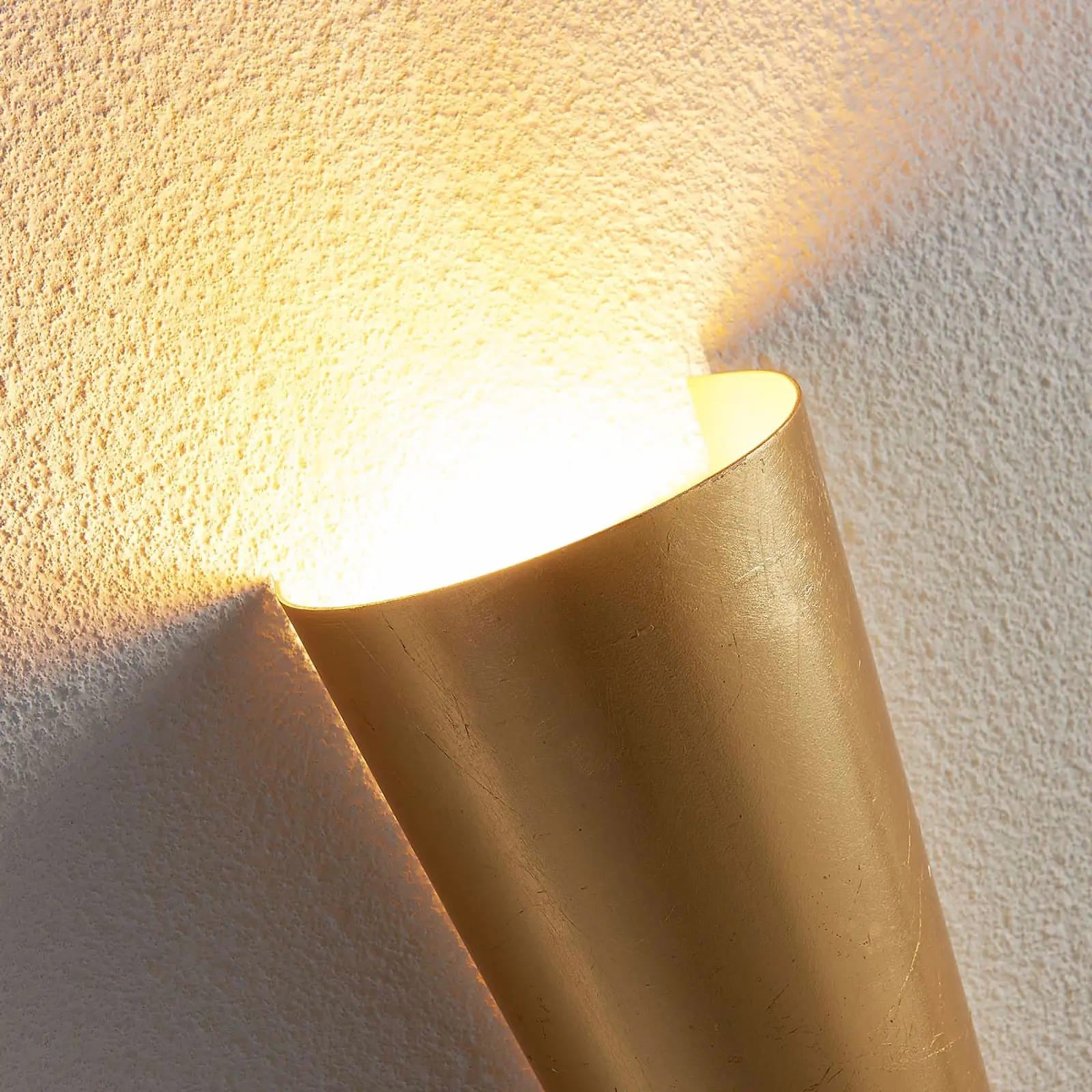 Tobulos formos Conan LED sieninis šviestuvas aukso spalvos