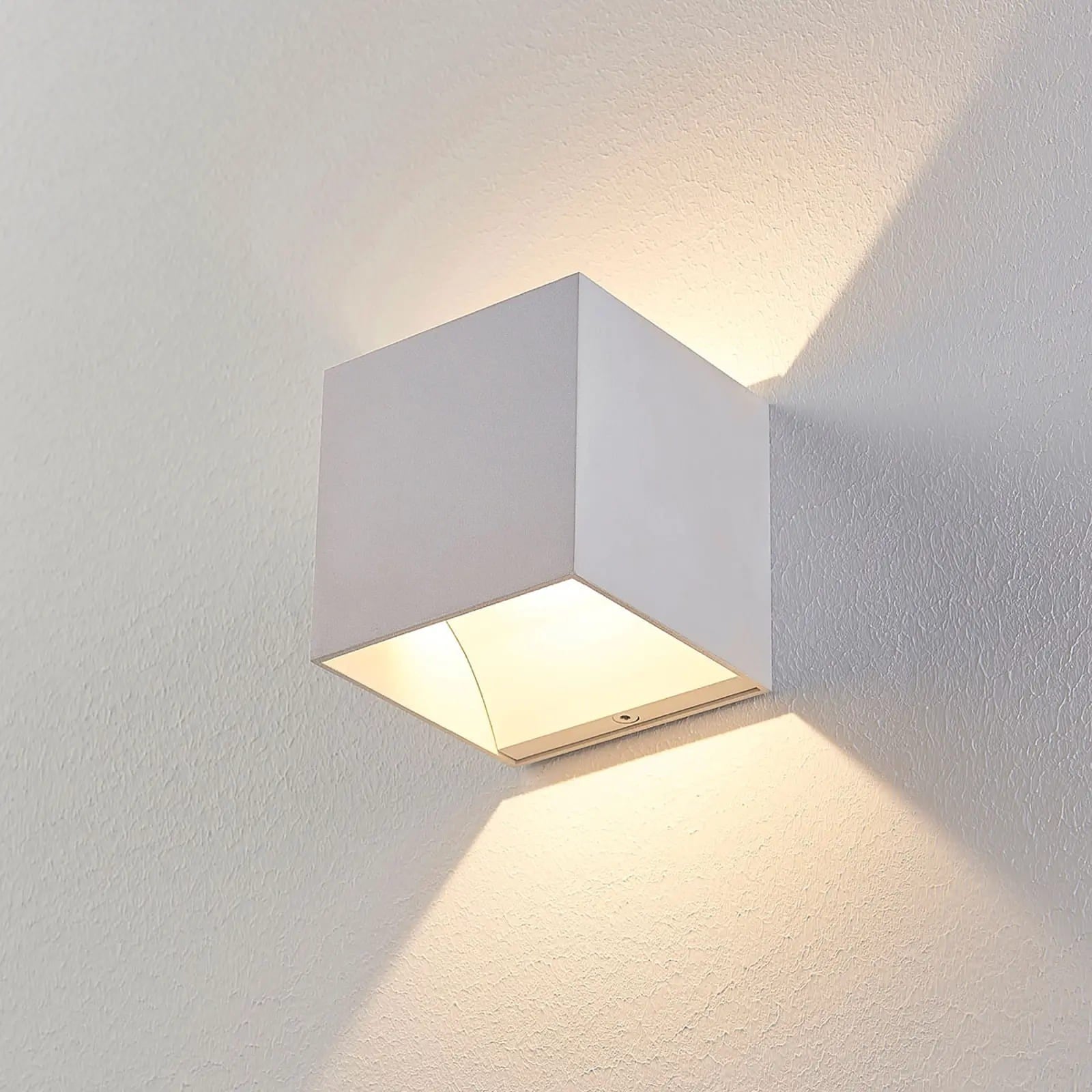 Baltas Esma LED sieninis šviestuvas kubo formos