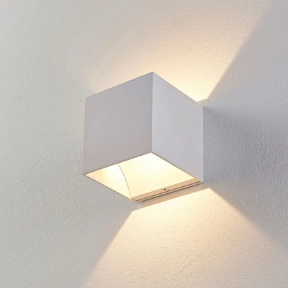 Baltas Esma LED sieninis šviestuvas kubo formos