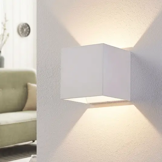 Baltas Esma LED sieninis šviestuvas kubo formos