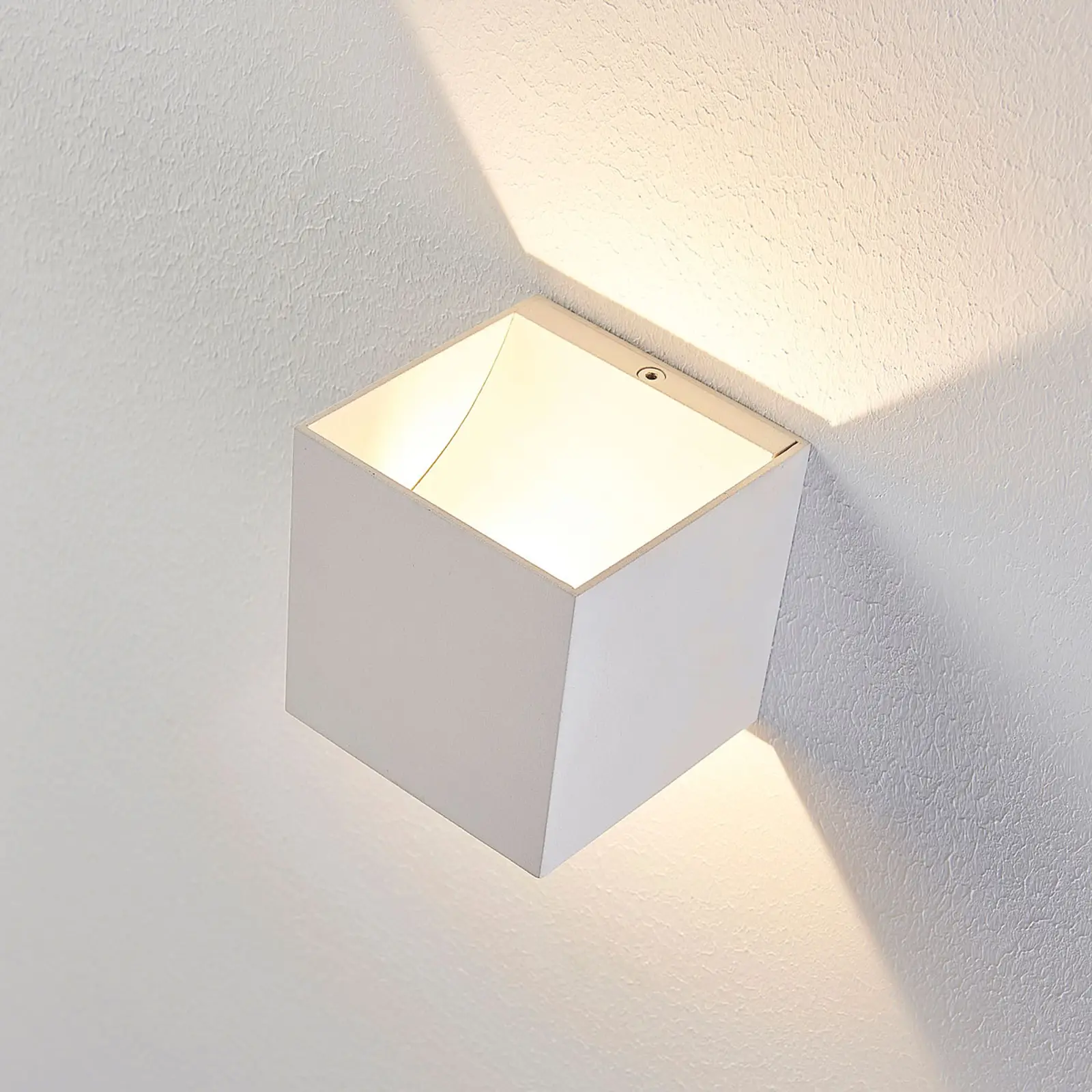 Baltas Esma LED sieninis šviestuvas kubo formos
