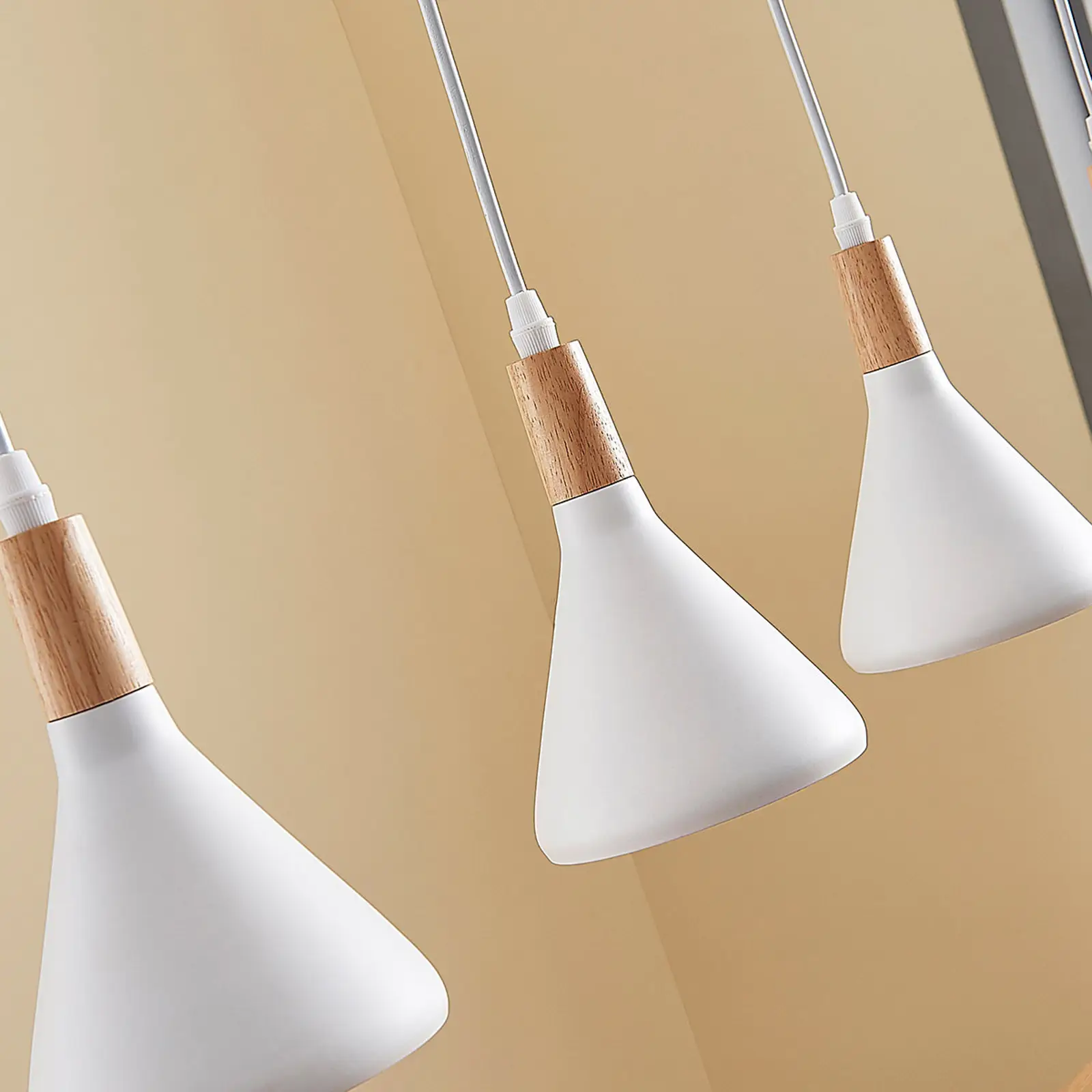 LED pakabinamas šviestuvas Arina baltos spalvos, 5 lemputės