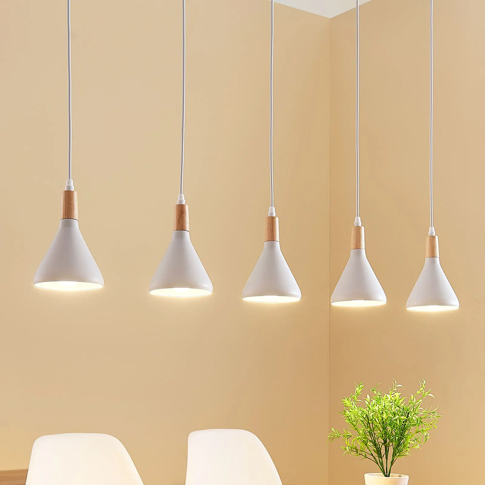 LED pakabinamas šviestuvas Arina baltos spalvos, 5 lemputės