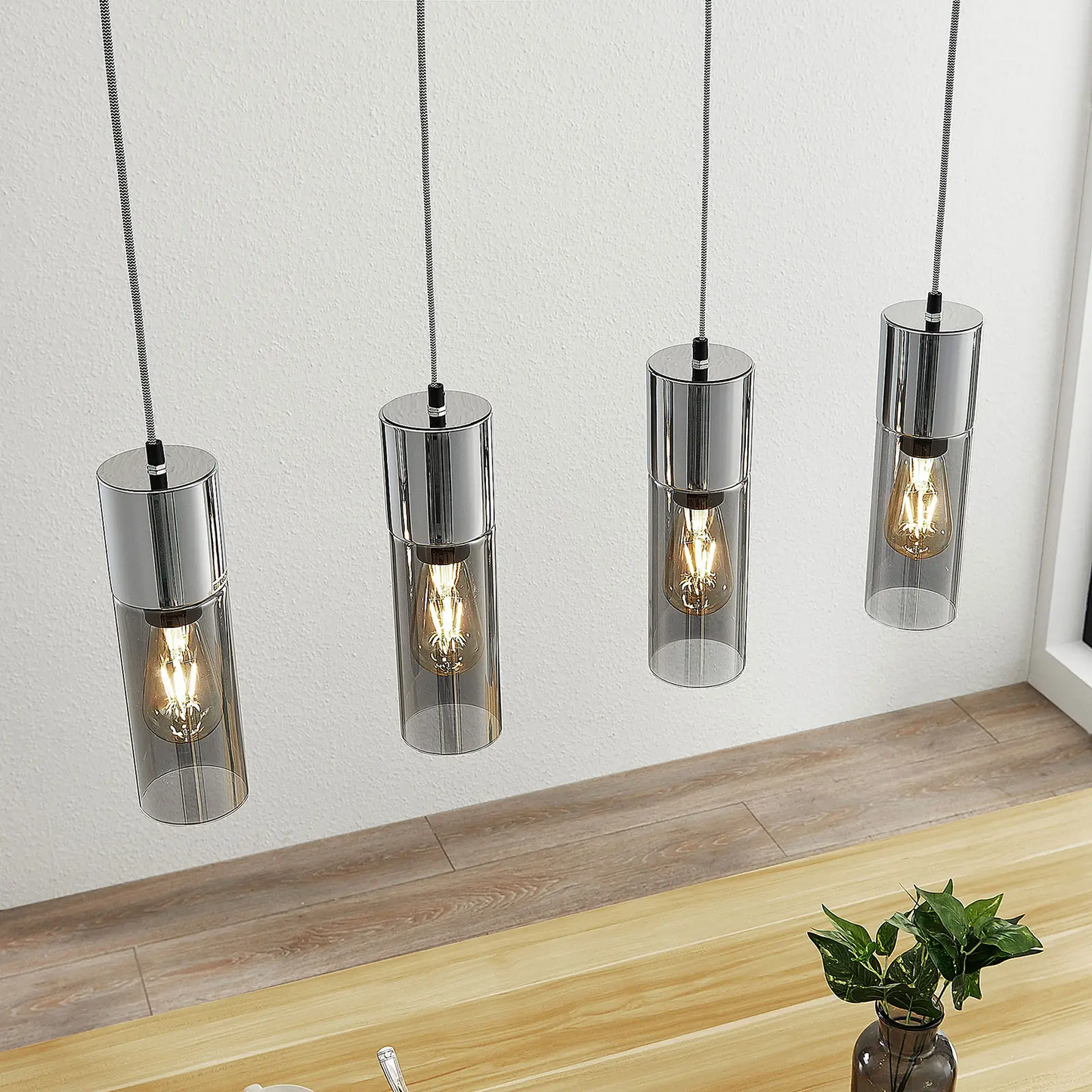 Pakabinamas šviestuvas Eleen su 4 rūkyto stiklo cilindrais