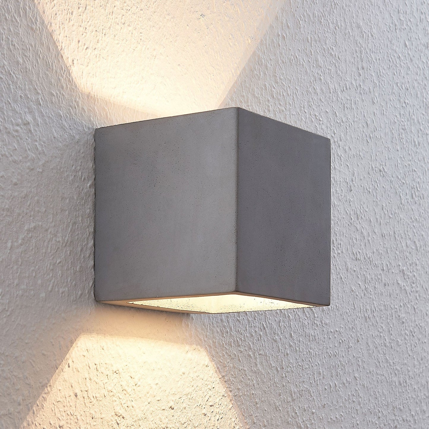 Lindby Keir betoninis sieninis šviestuvas, kubas