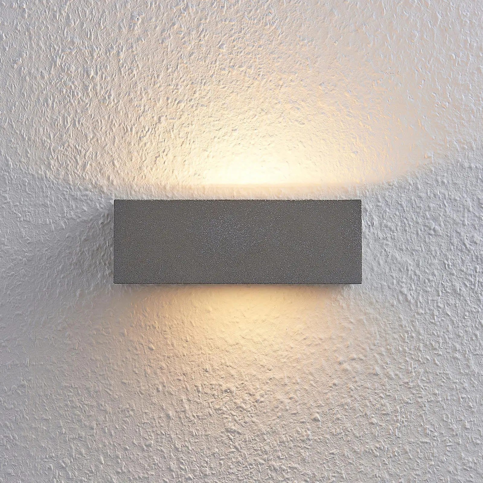 Lindby Nellie LED betoninis sieninis šviestuvas, plotis 21,8 cm