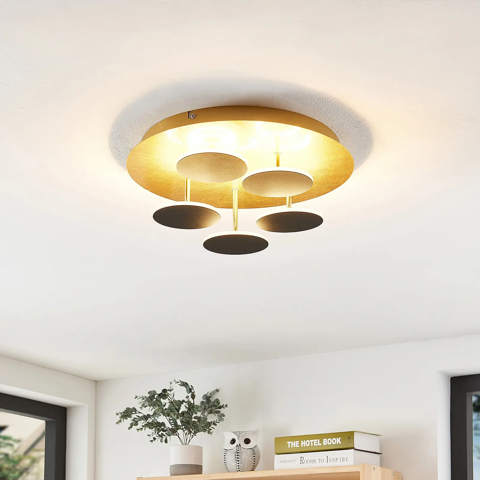 Lindby Casni LED lubų šviestuvas, juodos ir auksinės spalvos